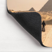 Frau in Hijab bei den Pyramiden Mousepad (Ecke)