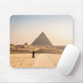 Frau in Hijab bei den Pyramiden Mousepad (Mit Mouse)