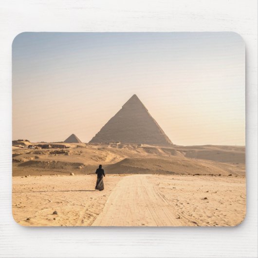 Frau in Hijab bei den Pyramiden Mousepad (Vorne)