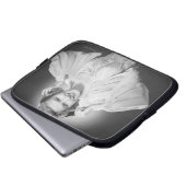 Frau in Kleid 2 Laptopschutzhülle (Vorne Knopf)