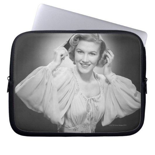 Frau in Kleid 2 Laptopschutzhülle (Vorderseite)