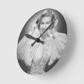 Frau in Kleid 2 Runde Wanduhr (Winkel)