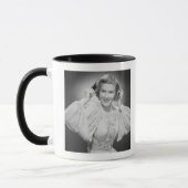 Frau in Kleid 2 Tasse (Links)