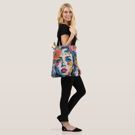 Frau in Kunstform Tasche (Am Model)