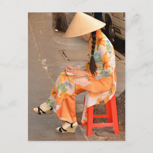Frau in Orange und Conical Hat Postkarte (Vorderseite)