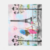 Frau in Paris Fleece Blanket mit Eiffelturm (Vorderseite)