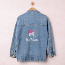Frau in Pink Weihnachtsmannmütze Denim Jacket
