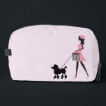 Frau in rosa gehendem schwarzen Poodle Waschbeutel<br><div class="desc">Vintage Frau mit einer Bettdecke,  die ein schwarzes Poodle geht.</div>