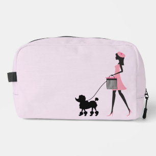 Frau in rosa gehendem schwarzen Poodle Waschbeutel