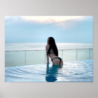 Frau in schwarzem Bikini am Infinity-Pool mit Ozea Poster