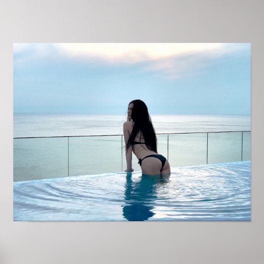 Frau in schwarzem Bikini am Infinity-Pool mit Ozea Poster (Vorne)