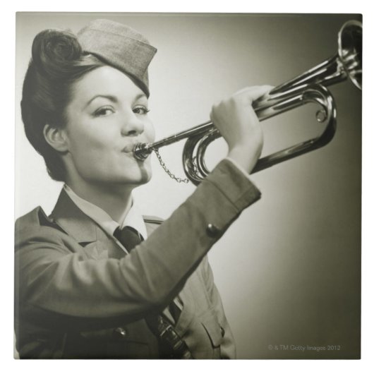 Frau in Soldatenuniform Fliese (Vorderseite)