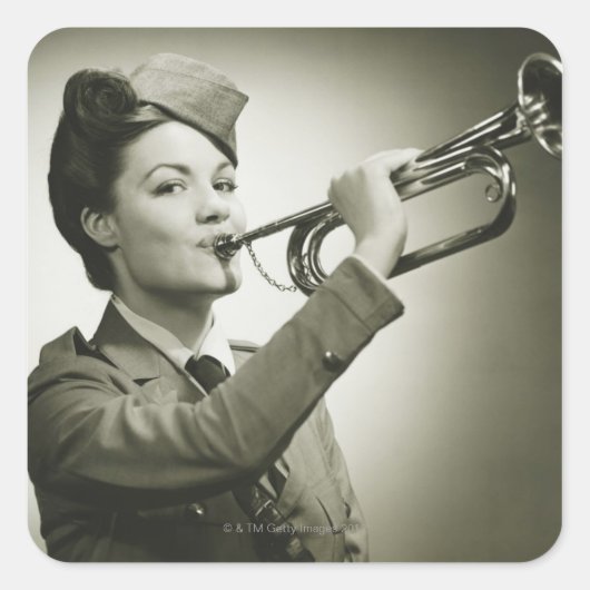 Frau in Soldier Uniform Quadratischer Aufkleber (Vorderseite)