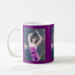 Frau in violettem Sarong, Arme erhoben, als ob tan Kaffeetasse