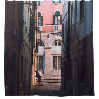 FRAU IN WEISSEN SHIRT- UND SCHWARZPANTEN, DIE AUF DUSCHVORHANG