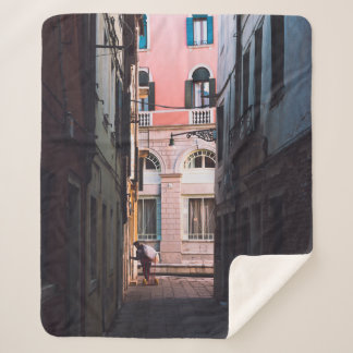 FRAU IN WEISSEN SHIRT- UND SCHWARZPANTEN, DIE AUF SHERPADECKE