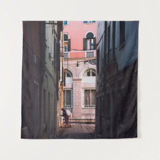 FRAU IN WEISSEN SHIRT- UND SCHWARZPANTEN, DIE AUF WANDTEPPICH