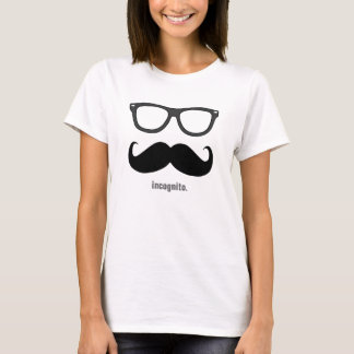 Frau inkognito - lustiger Schnurrbart und Schatten T-Shirt