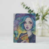 Frau isst Pizza mit einer Alien Postkarte (Stehend Vorderseite)