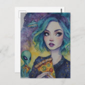 Frau isst Pizza mit einer Alien Postkarte (Vorne/Hinten)