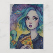 Frau isst Pizza mit einer Alien Postkarte (Vorderseite)