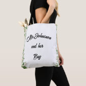Frau Johnson und ihre Tasche – Eleganter benutzerd (Von Nahem)