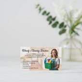 Frau lächelt, wenn sie Reinigungsmittel hält | Küc Visitenkarte (Stehend Vorderseite)