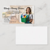 Frau lächelt, wenn sie Reinigungsmittel hält | Küc Visitenkarte (Vorne/Hinten)