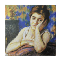 Frau lehnt auf einen Stuhl