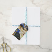 Frau lehnt auf einen Stuhl Geschenkanhänger (Mit Garn)