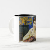 Frau lehnt auf einen Stuhl Zweifarbige Tasse (Vorderseite Links)