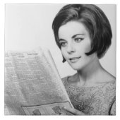 Frau lesenNewpaper Fliese (Vorderseite)