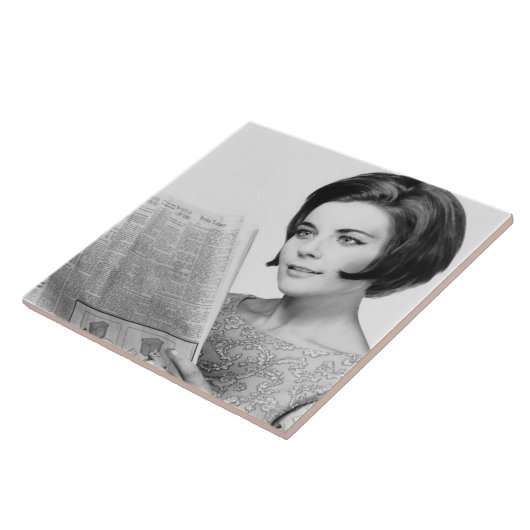 Frau lesenNewpaper Fliese (Seite)