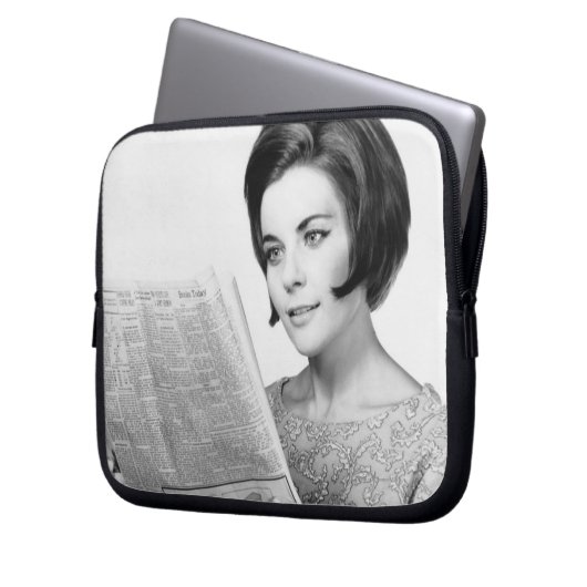 Frau lesenNewpaper Laptopschutzhülle (Vorderseite Links)