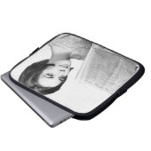 Frau lesenNewpaper Laptopschutzhülle (Vorne Knopf)