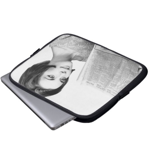 Frau lesenNewpaper Laptopschutzhülle (Vorne Knopf)
