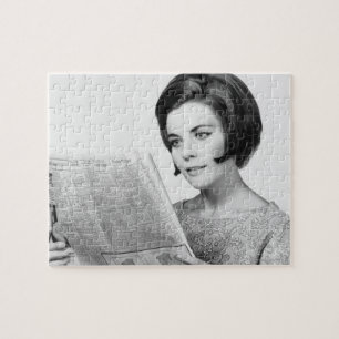Frau lesenNewpaper Puzzle