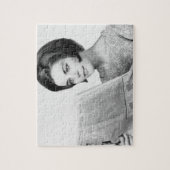 Frau lesenNewpaper Puzzle (Vertikal)