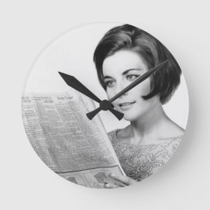 Frau lesenNewpaper Runde Wanduhr