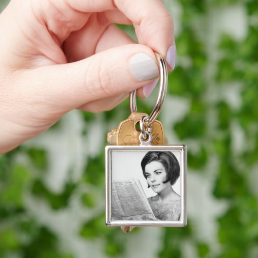 Frau lesenNewpaper Schlüsselanhänger (Hand)