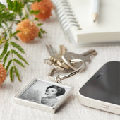 Frau lesenNewpaper Schlüsselanhänger (Seite)