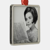 Frau lesenNewpaper Silbernes Ornament (Rechts)