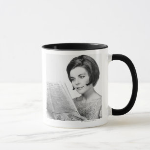 Frau lesenNewpaper Tasse