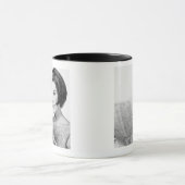 Frau lesenNewpaper Tasse (Zentrum)