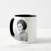Frau lesenNewpaper Tasse (Vorderseite Links)