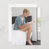 Frau liest ein Buch auf dem Bett Postkarte (Vorne/Hinten)