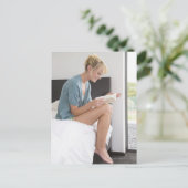 Frau liest ein Buch auf dem Bett Postkarte (Stehend Vorderseite)