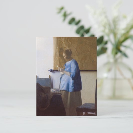 Frau liest einen Buchstaben Postkarte (Stehend Vorderseite)