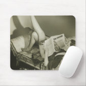 Frau liest Zeitschrift Mousepad (Mit Mouse)