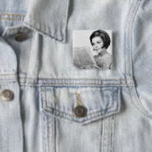 Frau liest Zeitung Button (Beispiel)